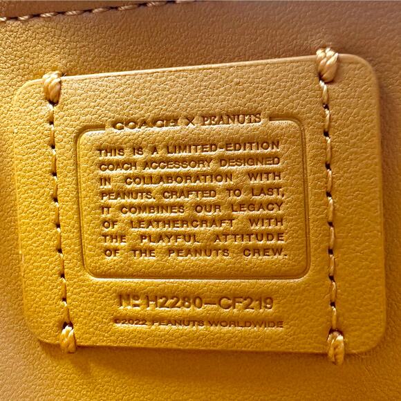 Coach X Peanuts Long Zip Around Wallet With Snoopy And Friends Motif Ivory CF219 - Picture 5 of 7